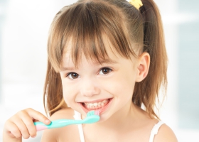 Cách vệ sinh răng miệng cho trẻ khi niềng răng